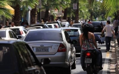 Comércio abre até às 18h neste sábado