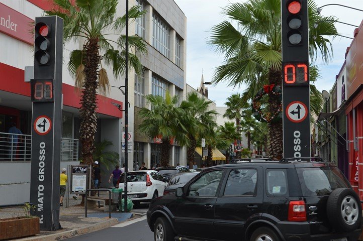 Comércio fica aberto até 18h neste sábado