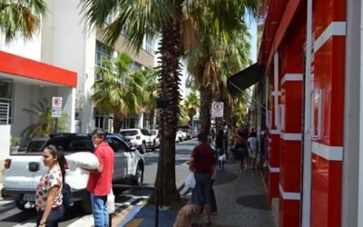 Comércio fica aberto até às 18 horas, neste sábado