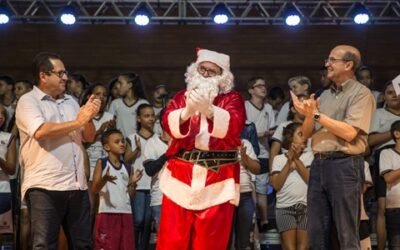 Prefeito entrega as chaves da cidade ao Papai Noel e dá início as festividades natalinas