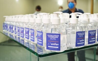 Unifev doa primeiro lote de álcool 80% à Associação Comercial
